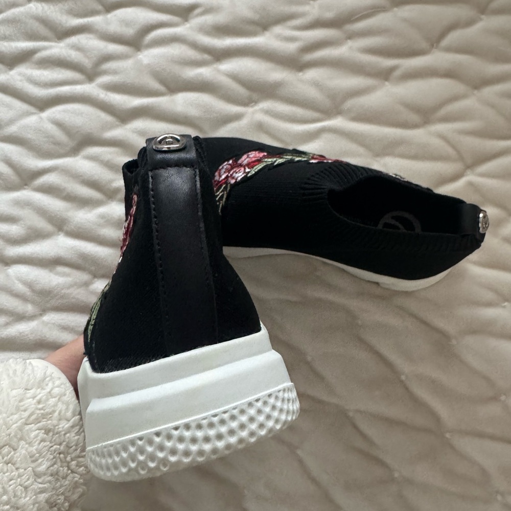 Steve Madden Black Slip-On Sneakers with Red Pink Floral Embroidery - Picture 5 of 6